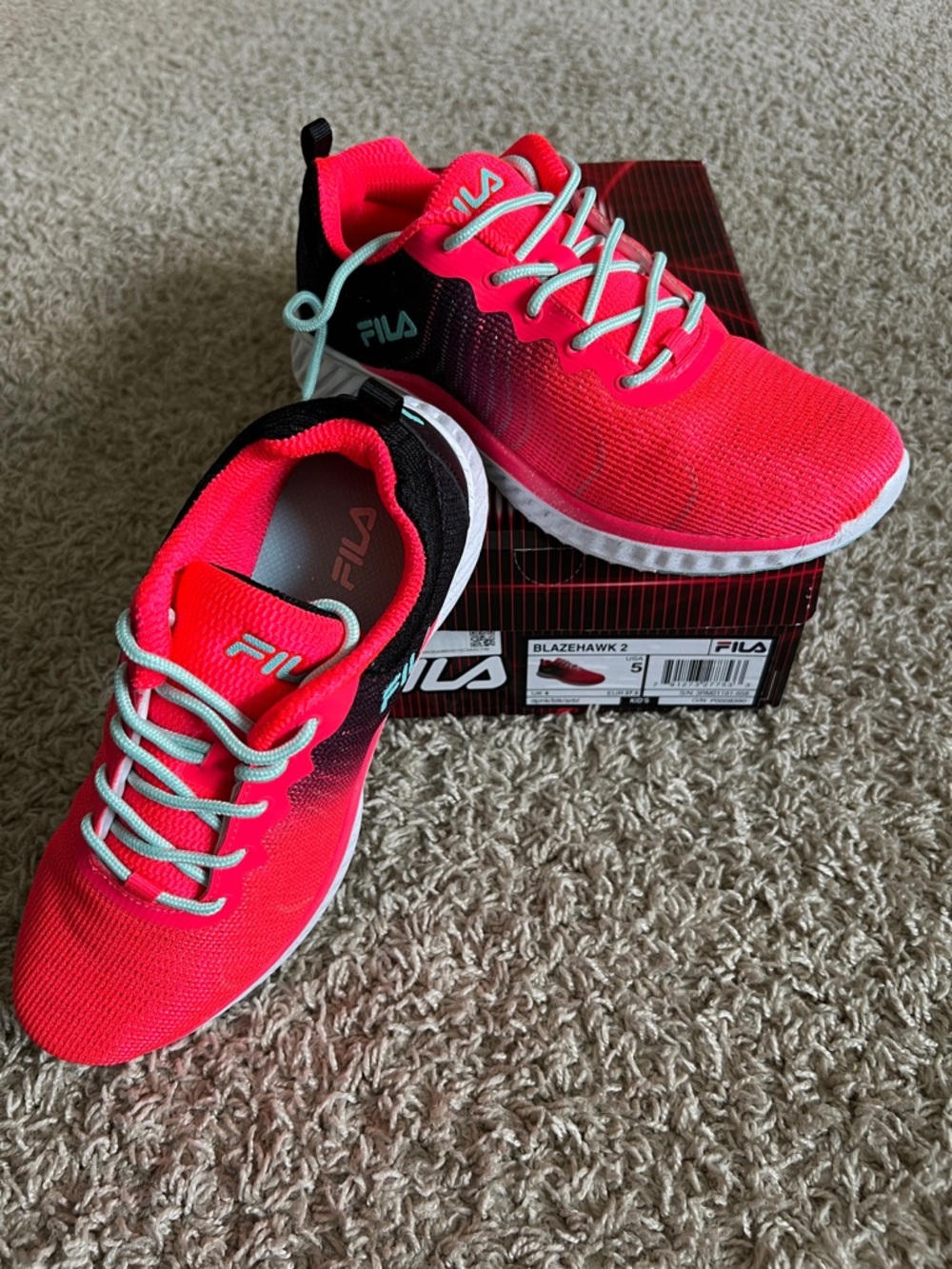 NWT Girls Fila shoes (5Y)
